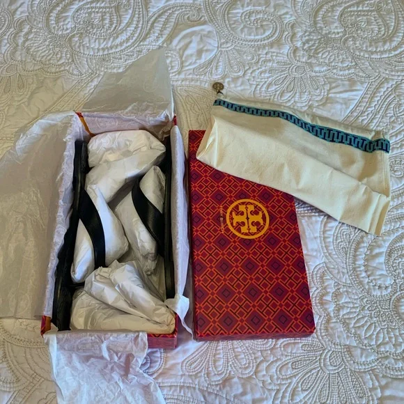 NWT - Tory Burch - Monroe Thong - Size 9 - Picture 4 of 5